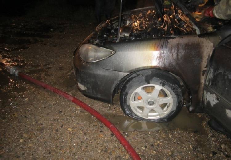 Семь человек ликвидировали возгорание легкового автомобиля в Артеме