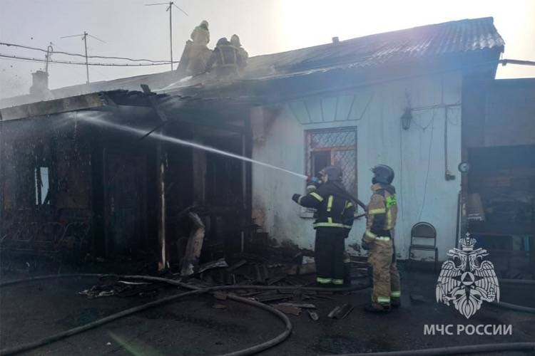 Четырнадцать человек тушили горящий дом в Артеме