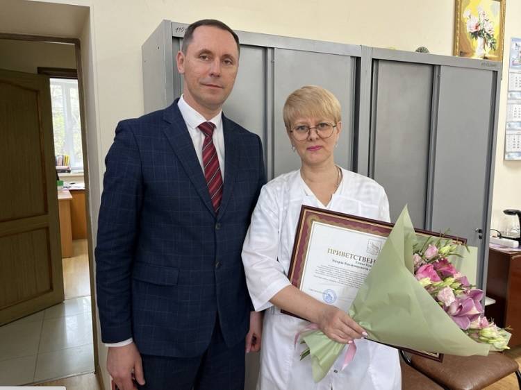 Матери участника СВО вручили приветственный адрес главы Владивостока