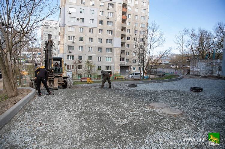 Во Владивостоке ремонтируют дорогу к детскому саду № 182 на Котельникова