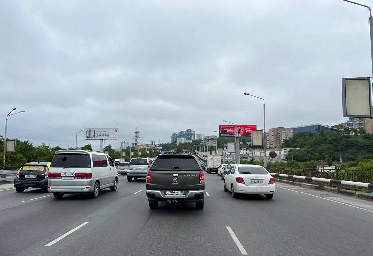 «А еще рабочее время»: дороги Владивостока сковали километровые пробки