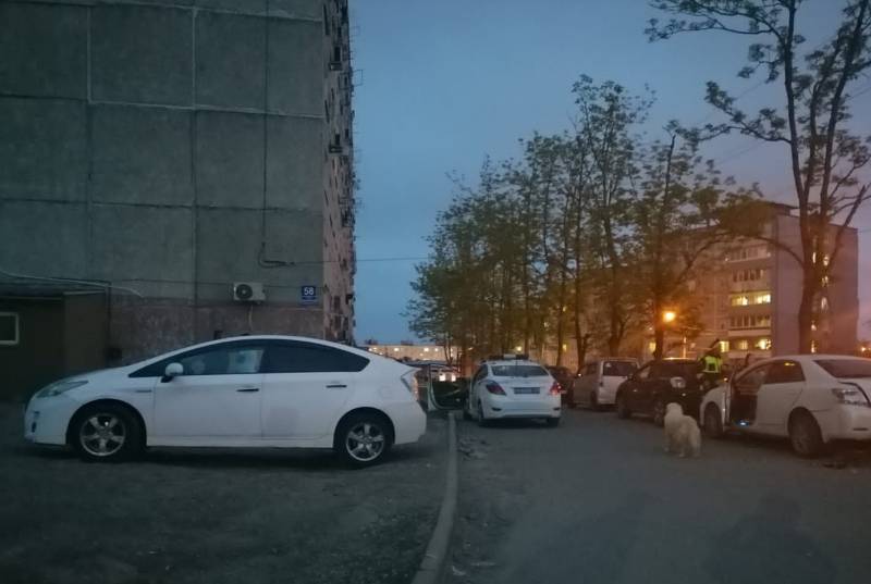 Иностранный водитель задним ходом протаранил авто во Владивостоке
