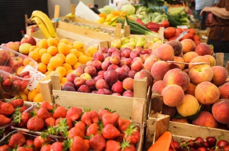 Гастроэнтеролог запретил дегустировать фрукты на рынках