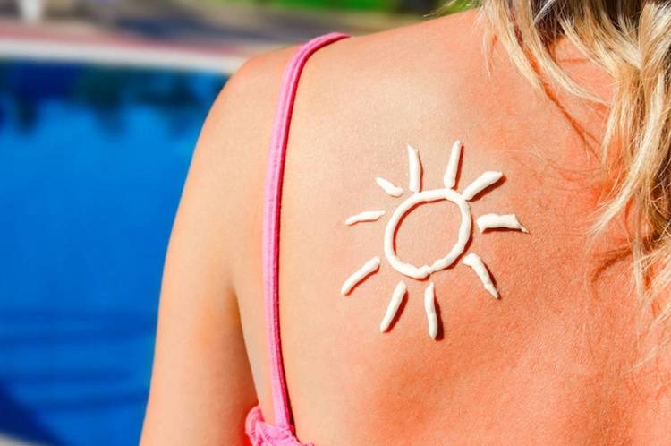 Что делать, если обгорели на солнце: советы врача