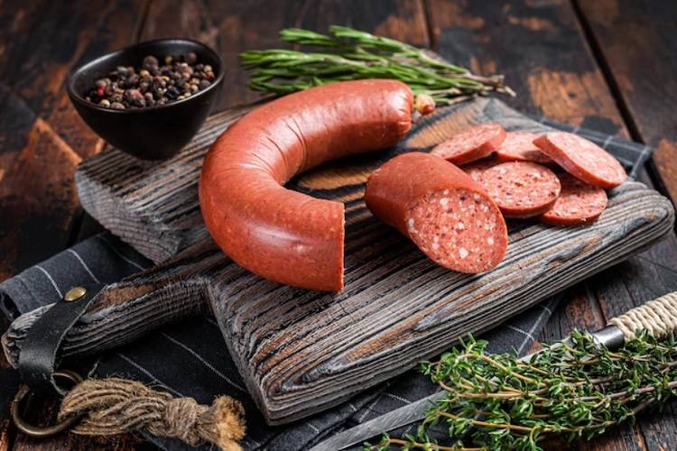 Цены на сосиски и колбасу в России могут вырасти к осени 2023 года