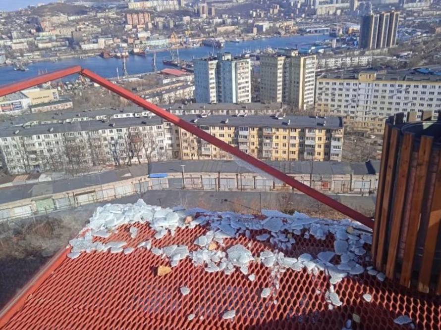Вандалы разбили стекла на видовой площадке сопки Бурачка во Владивостоке
