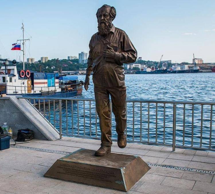 Суд отказал в демонтаже памятника Солженицыну во Владивостоке