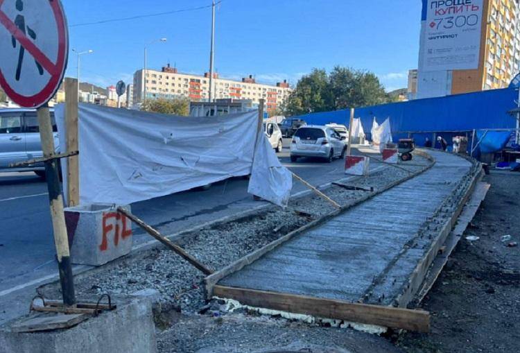 Ремонт тротуара на Некрасовском путепроводе во Владивостоке затягивается