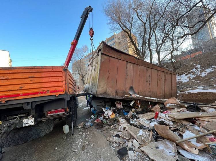 Демонтаж незаконных объектов ведется на нескольких улиц Владивостока