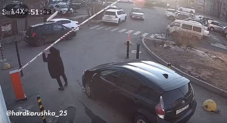 Полиция разыскивает мужчину, сломавшего шлагбаум во Владивостоке