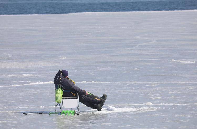 Опасно для жизни: жителей Владивостока просят не выходить на лед