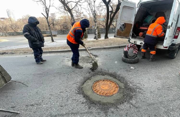 Во Владивостоке устанавливают новые люки и решетки ливневой канализации