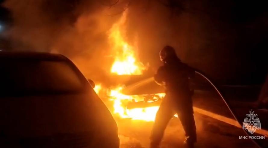 Огнеборцы потушили объятый пламенем автомобиль в Уссурийске