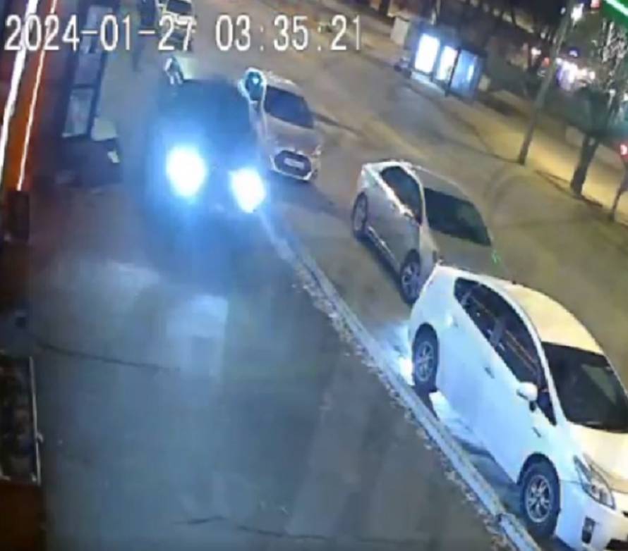 Автомобилист врезался в двери магазина во Владивостоке