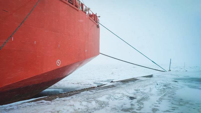 В дрейфующих льдах застрял танкер из Приморья