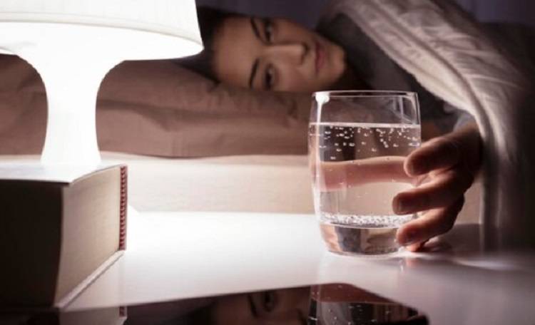 Как правильно пить воду перед сном: совет гастроэнтеролога