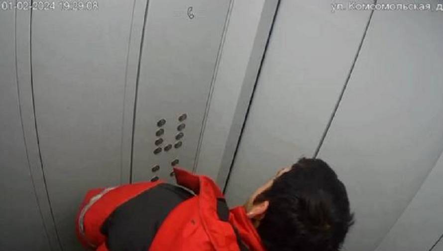 Мужчина устроил драку с лифтом в одном из домов в Фокино