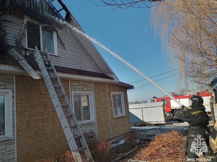 Пожарные потушили крышу частного дома в Артеме