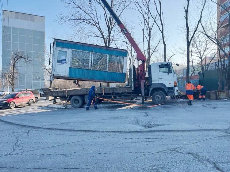 Незаконные гаражи и киоски убирают в Советском районе Владивостока