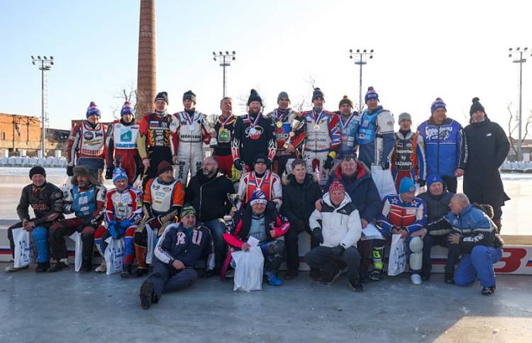 Победу в ледовом спидвеи одержала команда «Вымпел» из Владивостока