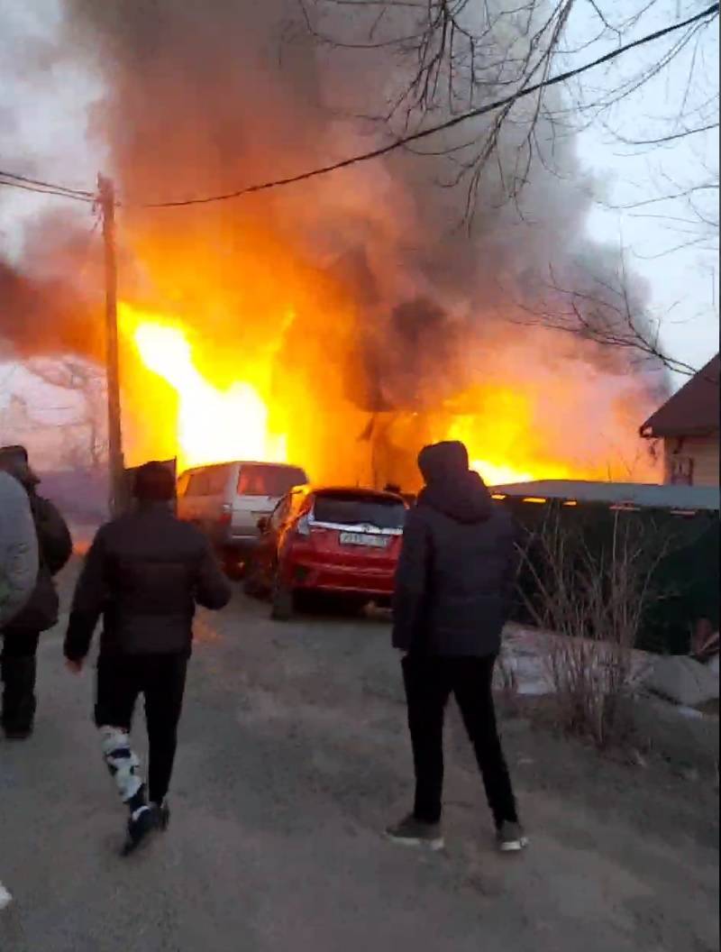 Все в огне: на Змеинке во Владивостоке вспыхнул сильный пожар