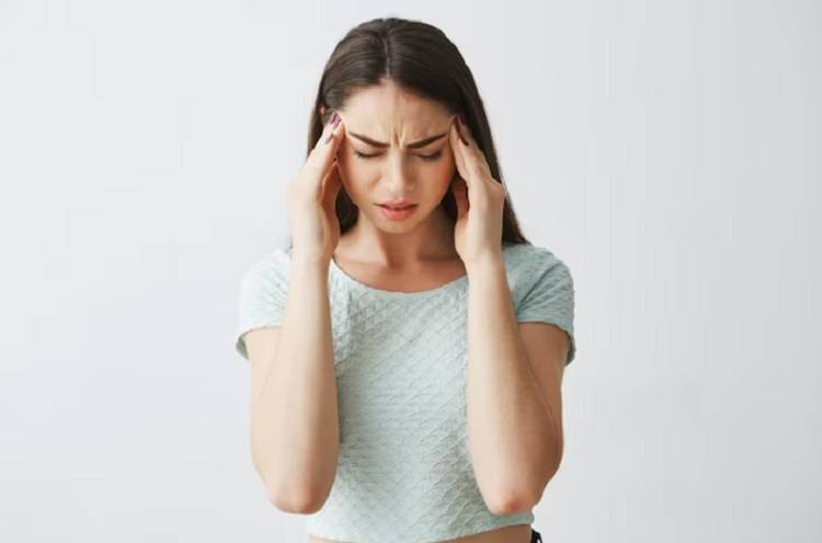 Невролог Сергеева: головная боль чаще всего возникает из-за стресса
