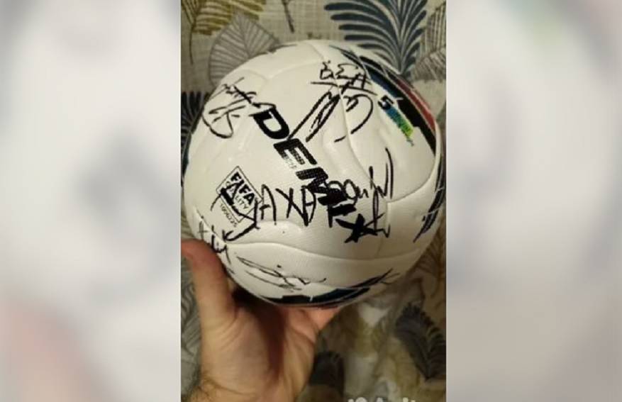 Мяч с автографами сборной России по футболу 2023 продают во Владивостоке
