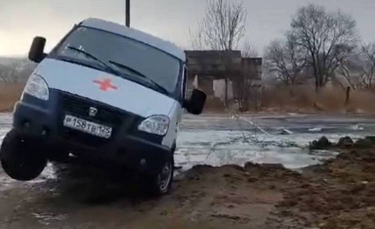 В Приморье карета скорой помощи застряла в яме на дороге