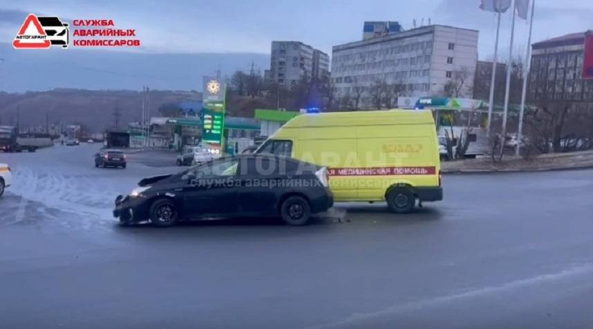 Карета скорой помощи и Toyota Prius не поделили дорогу во Владивостоке