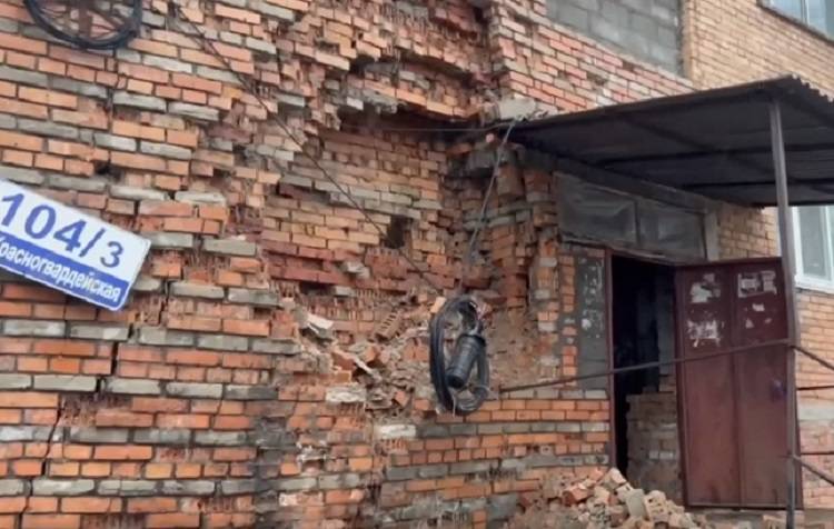 Часть стены жилого дома обрушилась в Спасске-Дальнем