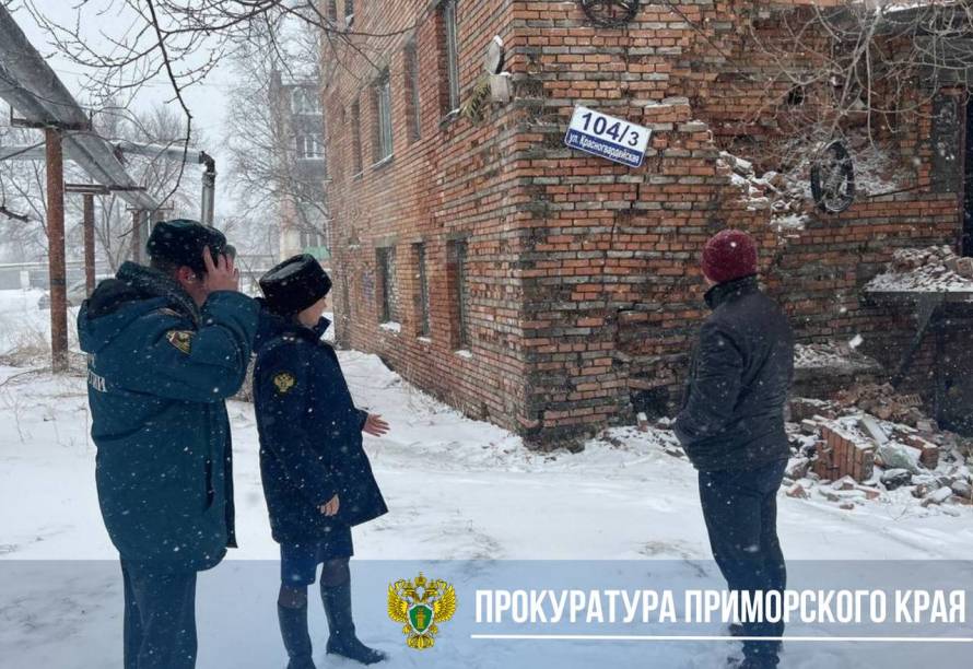 Разрушающийся аварийный дом в Спасске-Дальнем угрожает безопасности жителей