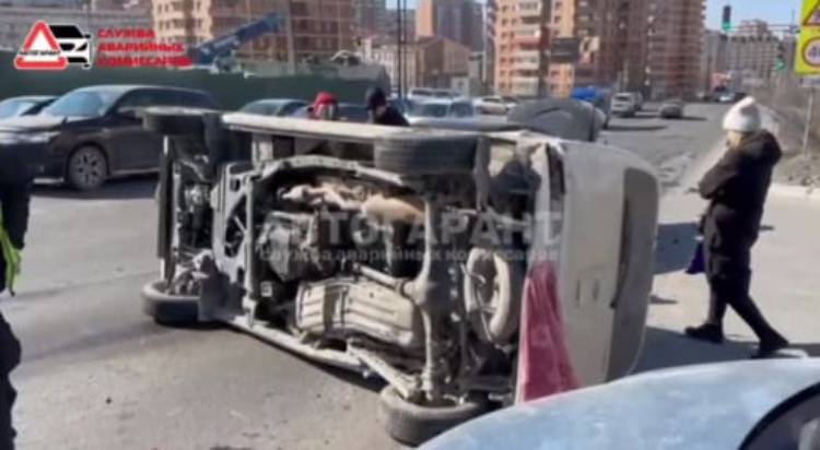 Автомобиль перевернулся от удара во Владивостоке