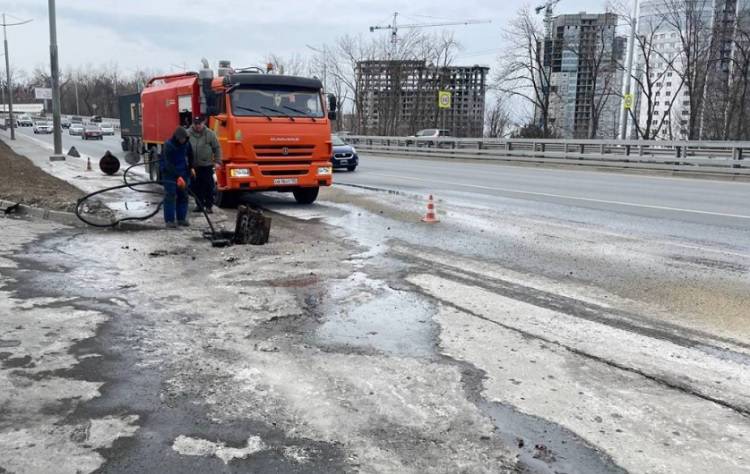 Сети ливневой канализации чистят на улицах Владивостока