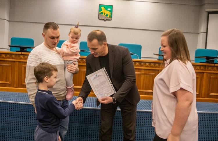 Сертификаты для покупки жилья вручили молодым семьям Владивостока