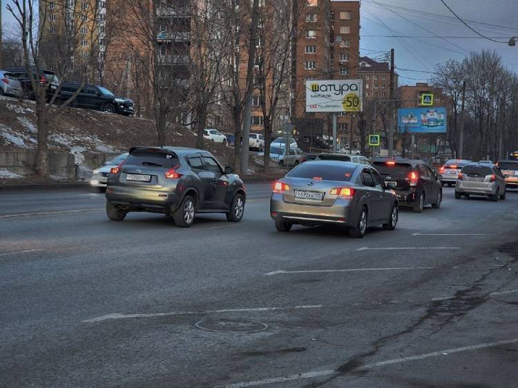 В предпраздничный день дороги Владивостока сковали пробки