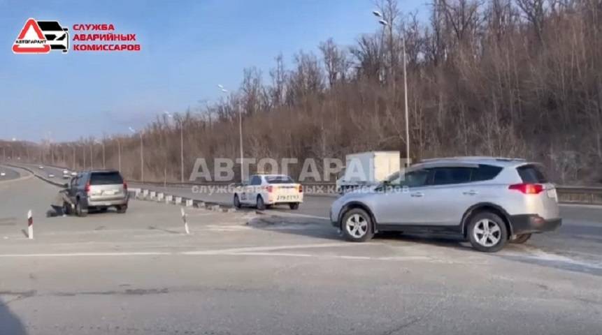 Водитель Lexus снес дорожный знак во Владивостоке