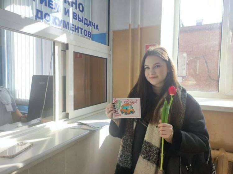 Госавтоинспекция Владивостока поздравила женщин с праздником