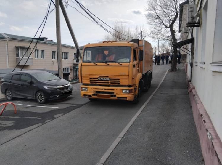 Водитель КАМАЗа насмерть сбил своего коллегу во Владивостоке