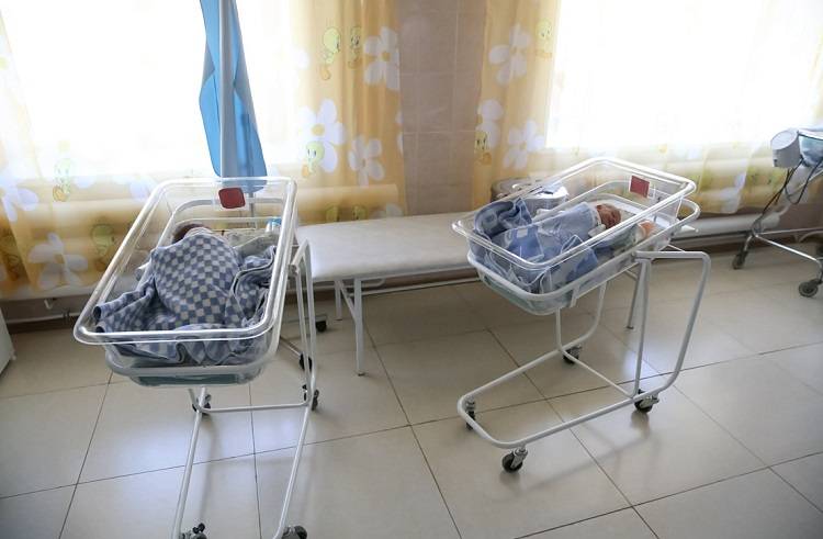 С января во Владивостоке родилось 1029 детей, но развелось 565 пар