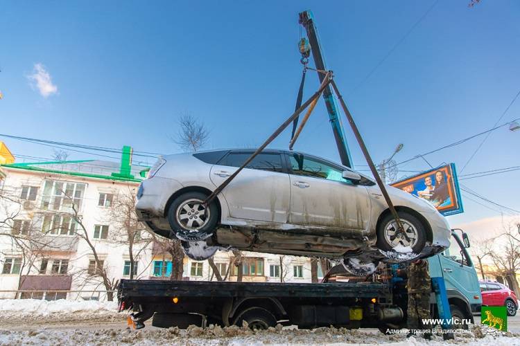 Во Владивостоке могут начать убирать с улиц брошенные машины