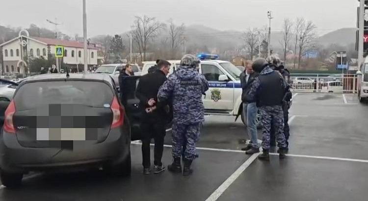 Во Владивостоке задержали мужчин с оружием на парковке ТЦ «Седанка Сити»
