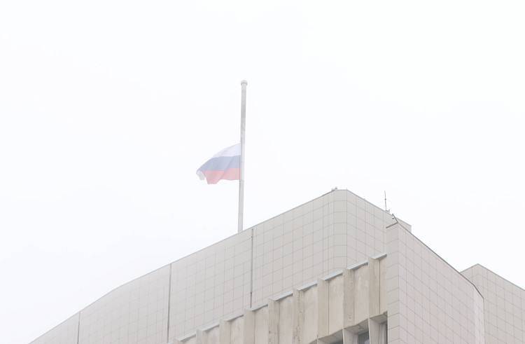Во Владивостоке на правительственных зданиях приспущен флаг России