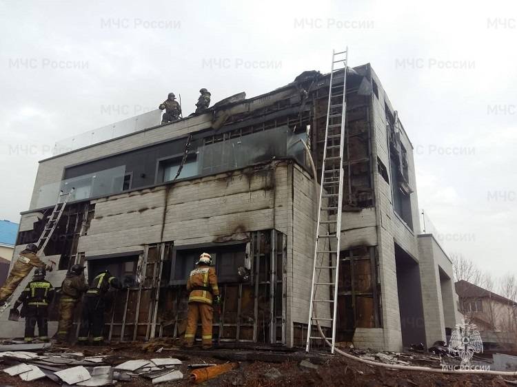 Во Владивостоке сгорел трехэтажный жилой дом