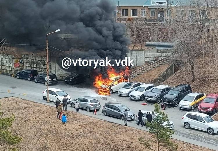 Машина сгорела недалеко от краевой больницы во Владивостоке