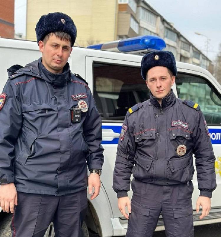 Полицейские в Уссурийске помогли автоледи, застрявшей в грязи посреди поля