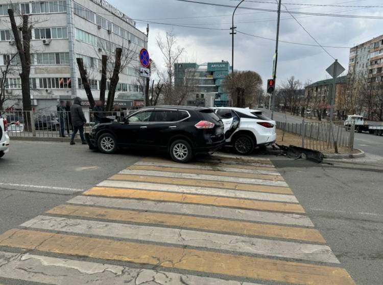 Водитель автомобиля Lexus спровоцировал ДТП на перекрестке в Артеме