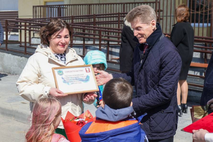 Олег Кожемяко вручил ключи переселенцам из аварийного жилья в Уссурийске