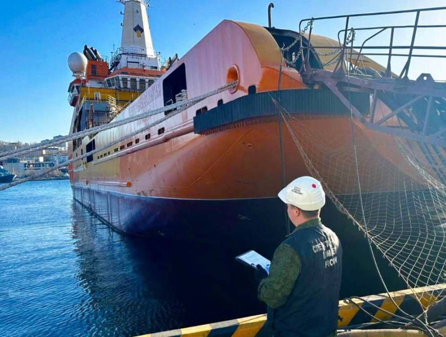 Уголовное дело возбудили после пожара на ледоколе во Владивостоке