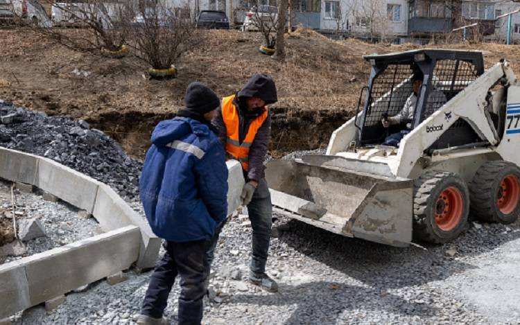 Во Владивостоке продолжается ремонт дворов