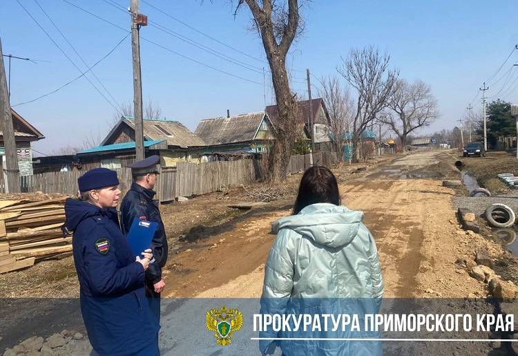 Жители Лесозаводска сами ремонтируют дорогу из-за бездействия властей
